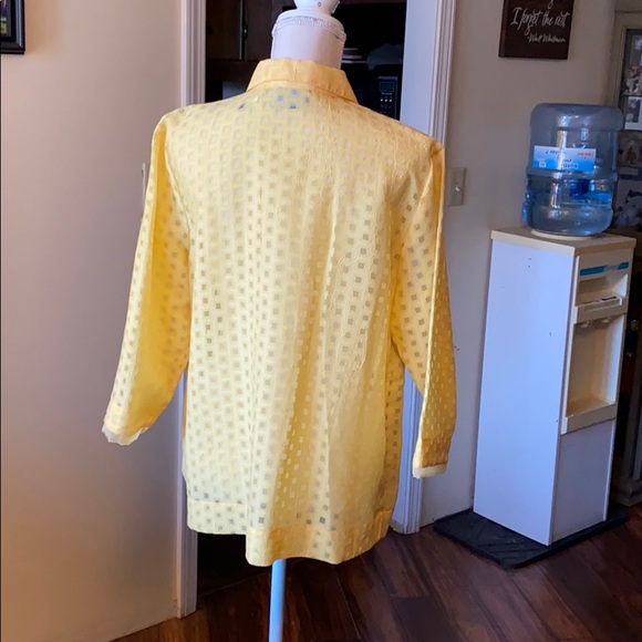 Beautiful sheer, yellow top with check pattern - Picture 2 of 6